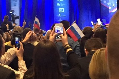 На конференции с участием Трампа устроили провокацию с флагами России