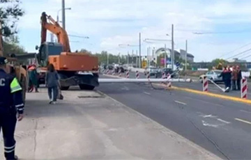 В Минске осветительная мачта упала на дорогу на оживленном проспекте