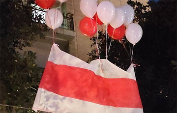 В небо над посольством Беларуси в Израиле подняли бело-красно-белый флаг