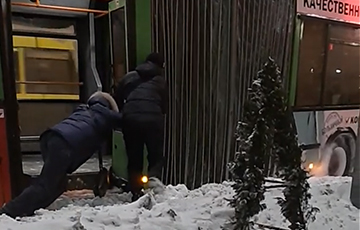 Видеофакт: Пассажиры и прохожие выталкивают автобус из сугроба в Барановичах