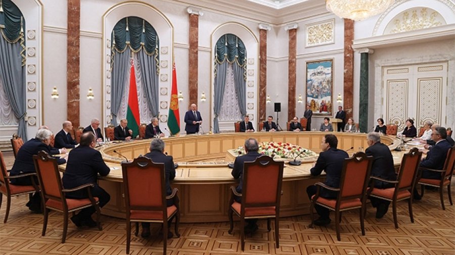 Лукашенко о воспитании молодежи: Если не переломим ситуацию, мы подойдем к войнушке