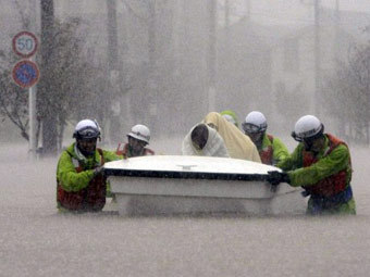 В Японии из-за тайфуна погибли четыре человека