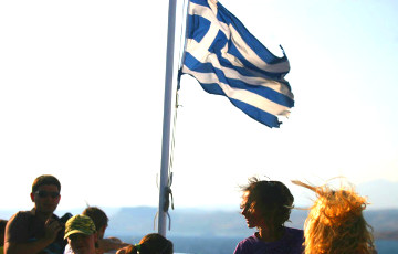 Греция отсрочила свой дефолт на один день