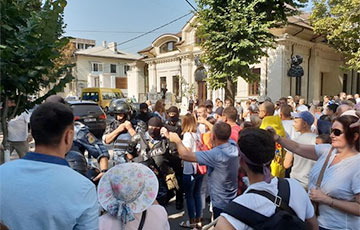 День Независимости Молдове начался с массовых протестов