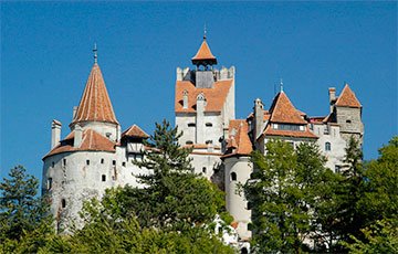 Укол вместо клыка: в Румынии прививки от коронавируса предлагают в замке Дракулы