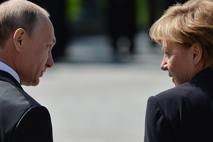Путин призвал Меркель скорее разрешить проблемы между Россией и ФРГ