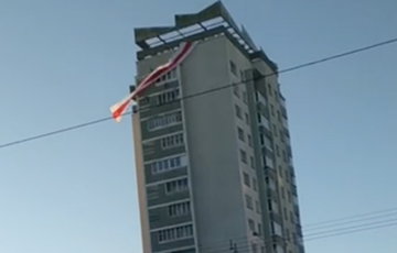 Жители минских Шариков вывесили на дом огромный национальный флаг
