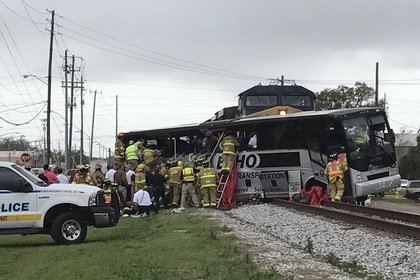Десятки человек пострадали при столкновении поезда и автобуса в США