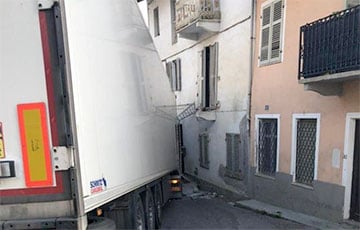 Белорусский дальнобойщик снес балкон жилого дома в пригороде Турина, а итальянцы его накормили и помогли выехать