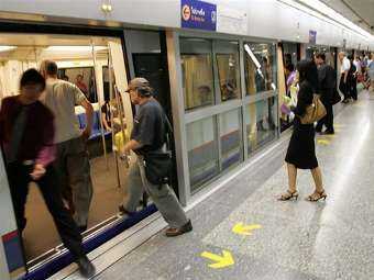 В Бангкоке оппозиционеры прервали работу метро