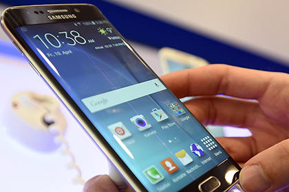Samsung встроил в монитор беспроводную зарядку для смартфонов