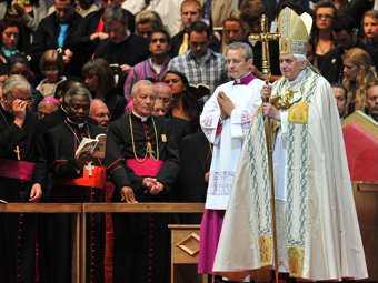 Папа Римский встретился с британскими жертвами священников-педофилов
