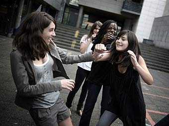 Французским школьникам запретят пользоваться мобильниками