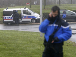 В здании почты под Парижем захвачены заложники