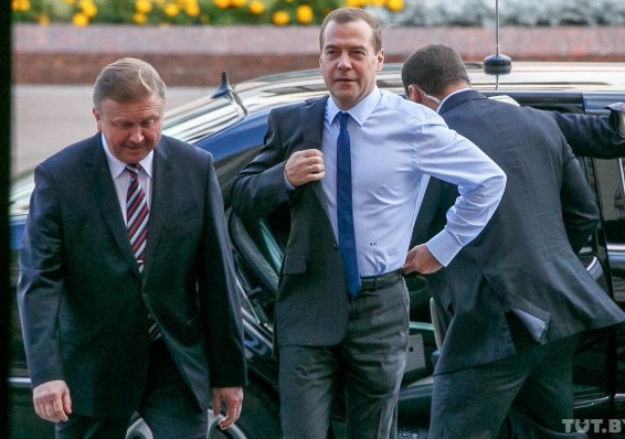 «Газовый» Кобяков, «нефтяной» Медведев: главы правительств «затронут актуальные вопросы»