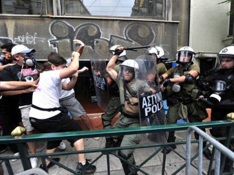 Перед греческим парламентом полиция атаковала демонстрантов