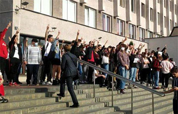 Студенты БГУИР вышли на акцию протеста