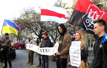 В Киеве прошла акция солидарности с задержанными на Дне Воли в Минске