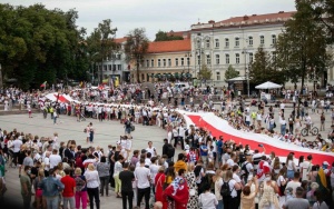 Цепь солидарности с белорусами прошла в Литве: 50 тысяч участников, 32 км