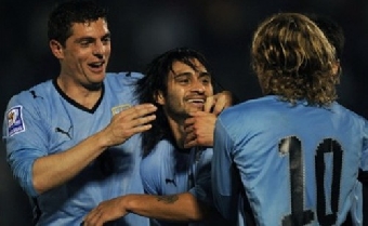 Сборные Уругвая и Голландии стали первыми полуфиналистами чемпионата мира по футболу
