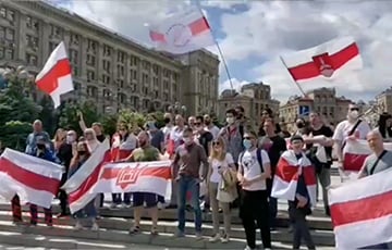 Белорусы Киева вышли на яркую акцию солидарности