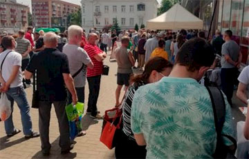 «Стоп таракан»: В Гомеле очереди на пикете в поддержку Тихановских