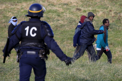 Во французском порту Кале мигранты прорвались на паром