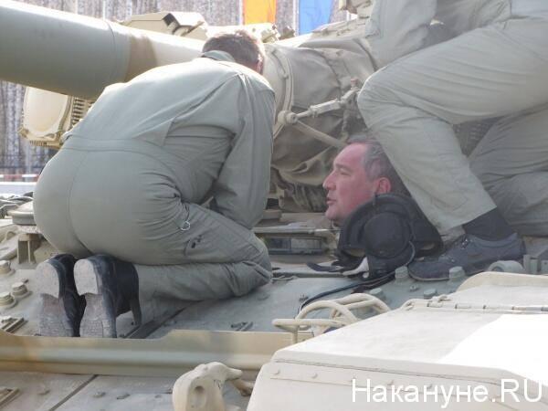 Российский депутат Рогозин заcтрял в танке