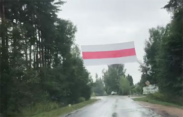 На въезде в Минск вывесили большой бело-красно-белый флаг
