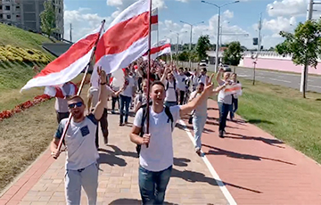 В центр Минска движется большая колонна с бело-красно-белыми флагами