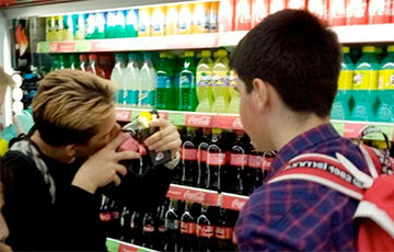 Могилевчане распотрошили упаковки с «Кока-колой» в поисках призов