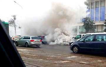 Видеофакт: Автомобиль в центре Минска превратился в дымовую шашку