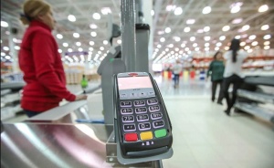 В Беларуси разрешили снимать наличные с карт в магазинах