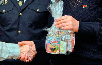 Беларусские чиновники поздравили ветерана консервой с кашей и шоколадкой