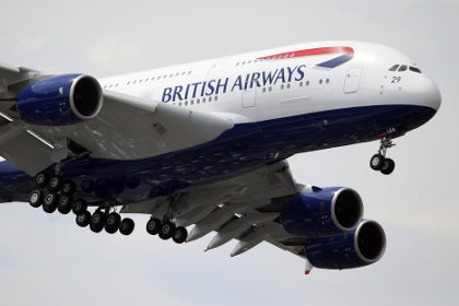 Пассажирка лайнера British Airways попыталась открыть дверь во время полета