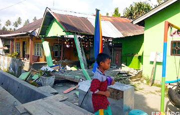 Видеофакт: На Индонезию обрушилось землетрясение с цунами