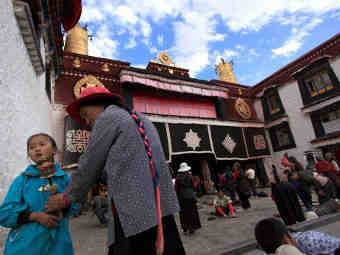 После самосожжения монахов в Тибете задержали сотни людей
