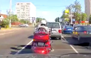 Видеофакт: В Минске мотоциклист вернул водителю окурок, который тот выбросил в окно