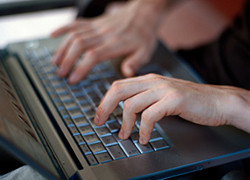 Милиционеры забрали ноутбук у могилевского активиста