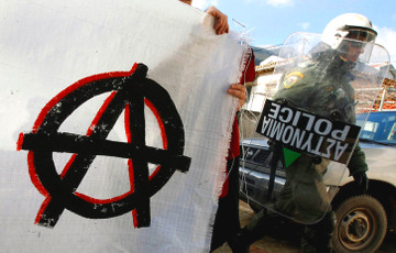Беспорядки в Афинах: анархисты напали на офис одной из партий