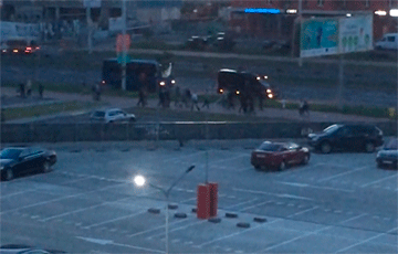 Видеофакт: В районe метро «Грушевка» минчане выстроились в цепь и аплодировали