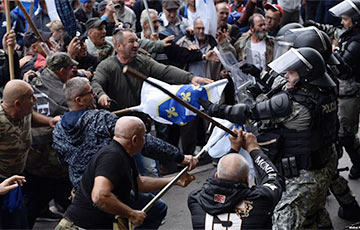 В столице Боснии произошли столкновения митингующих с полицией