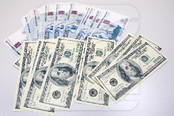 Курс доллара вырос на 14 рублей