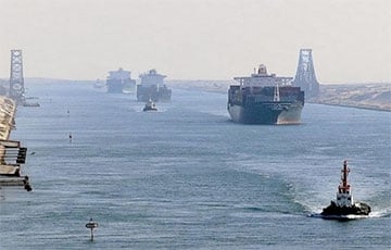 В Суэцком канале снова сел на мель танкер: судоходство приостановлено