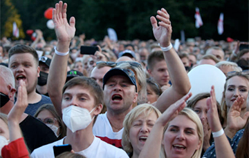 «В Минске на Площади собираем миллион мужчин - пока таракан не убежит»