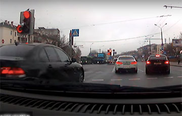 Видеофакт: BMW опередили всех на светофоре в Минске – но по-своему