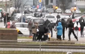В Минске на Притыцкого каратели жестко задерживали девушку
