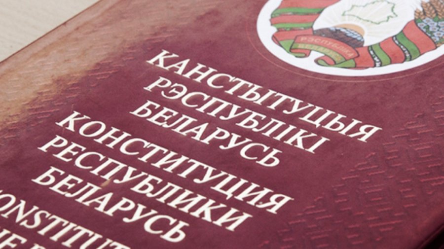 Неукоснительно соблюдая». Лукашенко поздравил белорусов с Днем Конституции