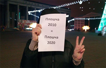 Минчане вышли с плакатами на Октябрьскую площадь, чтобы напомнить о подвиге смелых белорусов