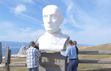Россияне снесли в знак протеста бюст Путину на Байкале